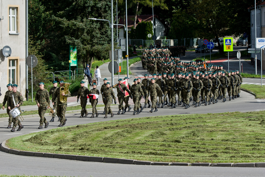 Pułk ze sztandarem zdjęcie nr 248678