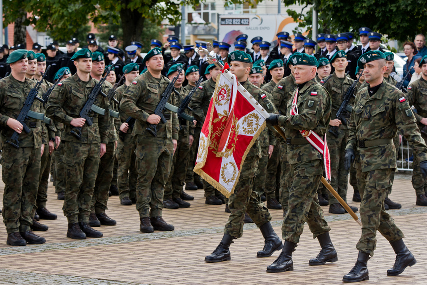 Pułk ze sztandarem zdjęcie nr 248725