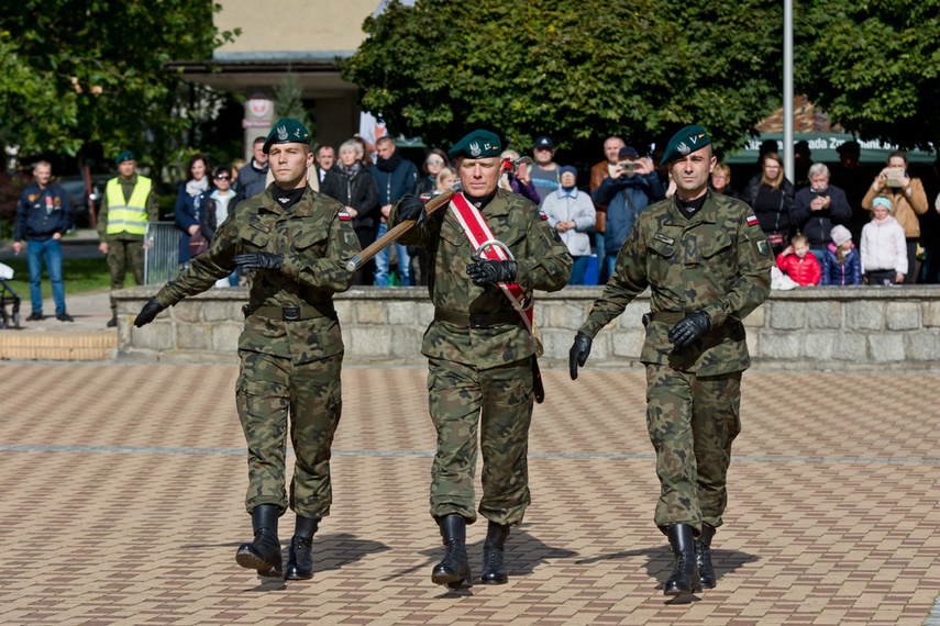 Pułk ze sztandarem zdjęcie nr 248718