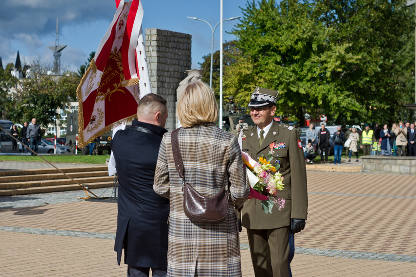 Pułk ze sztandarem zdjęcie nr 248745