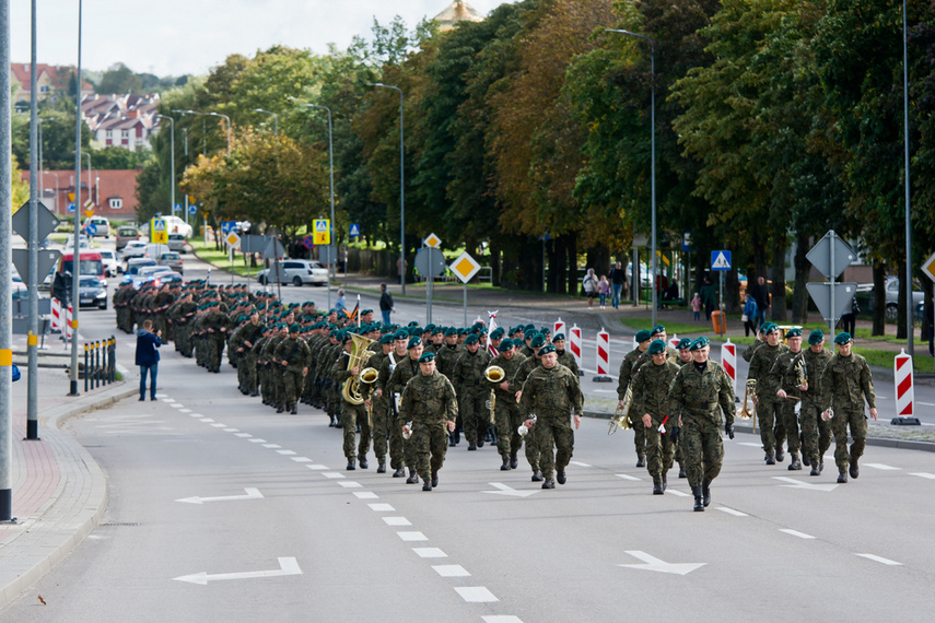 Pułk ze sztandarem zdjęcie nr 248680