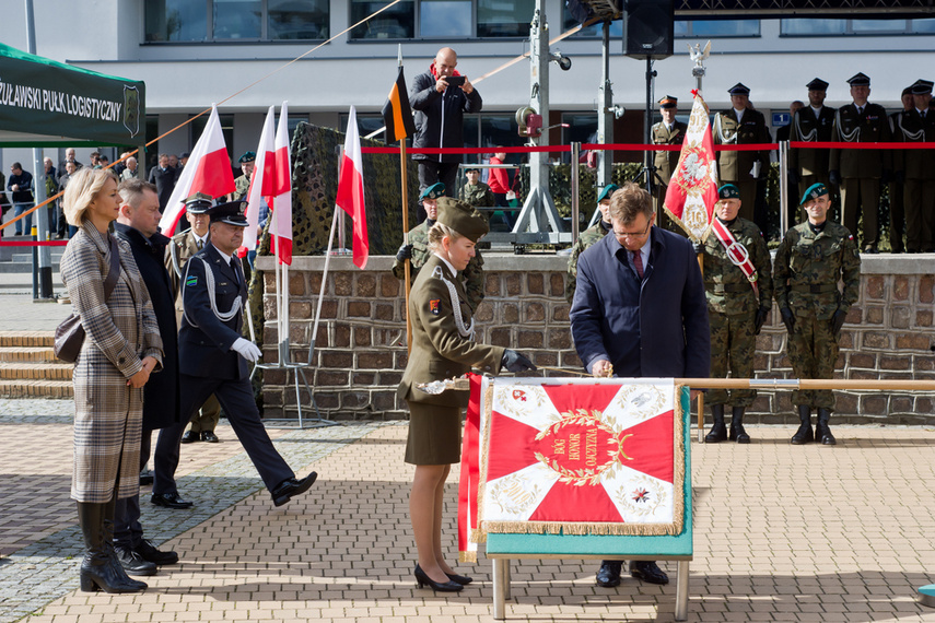 Pułk ze sztandarem zdjęcie nr 248732