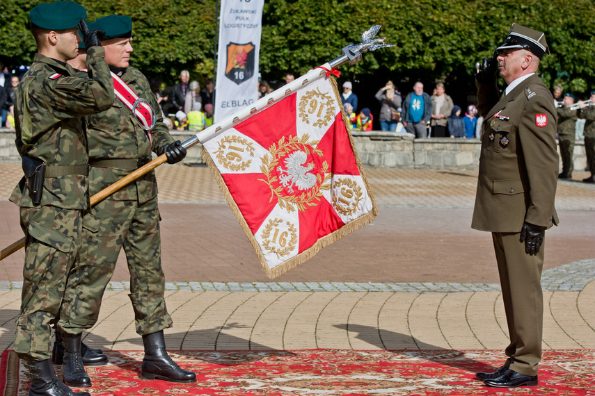 Pułk ze sztandarem zdjęcie nr 248723