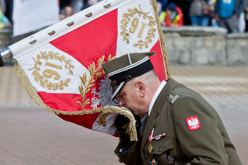 Pułk ze sztandarem zdjęcie nr 248720