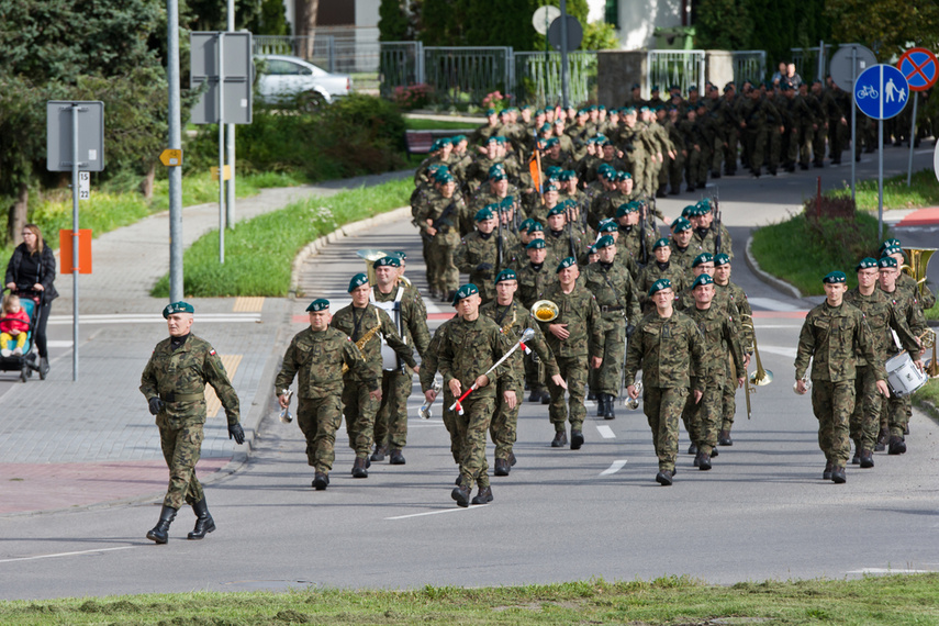 Pułk ze sztandarem zdjęcie nr 248677