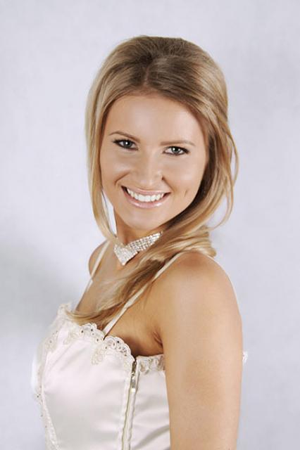 2. Ewa Orzechowska - Rodowita elblążanka, ma 22 lata.167 cm wzrostu i wymiary: 90/60/90. 
Interesuje się