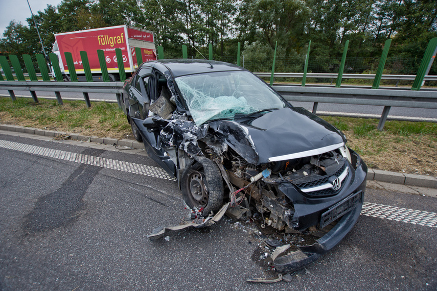 Kierowca hondy uderzył w przyczepę, 35-latek miał 2 promile! zdjęcie nr 250064