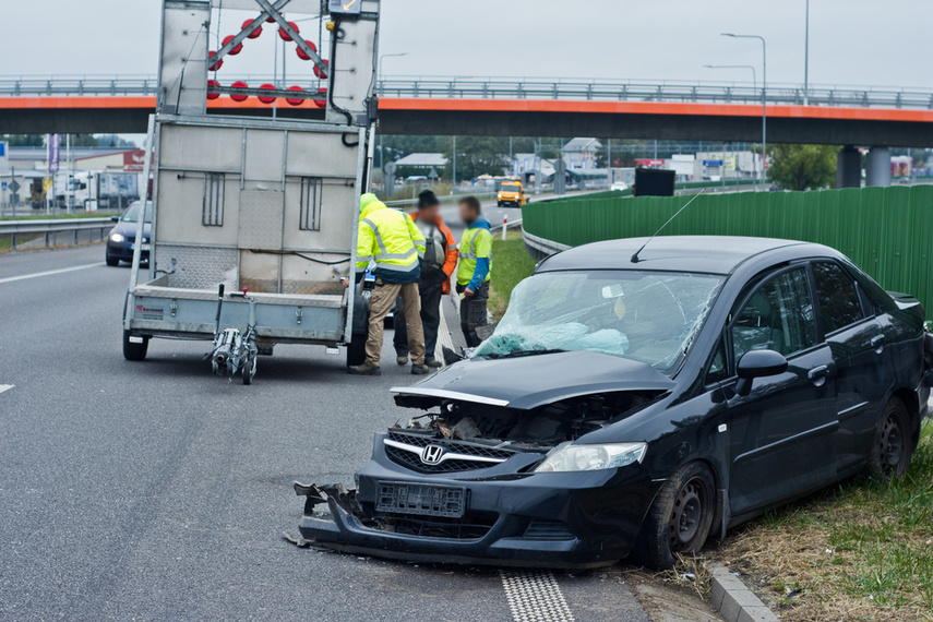 Kierowca hondy uderzył w przyczepę, 35-latek miał 2 promile! zdjęcie nr 250073