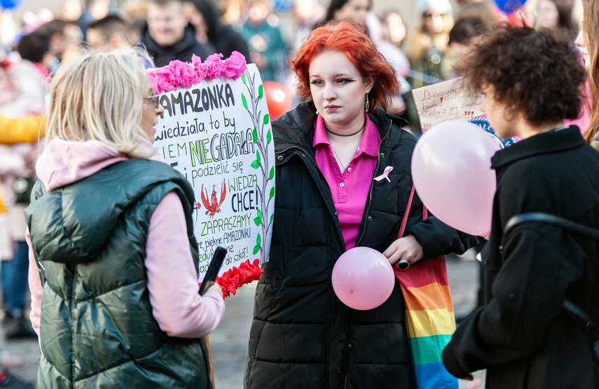 Kochają życie i pokazują to innym. Marsz Amazonek w Elblągu zdjęcie nr 250265