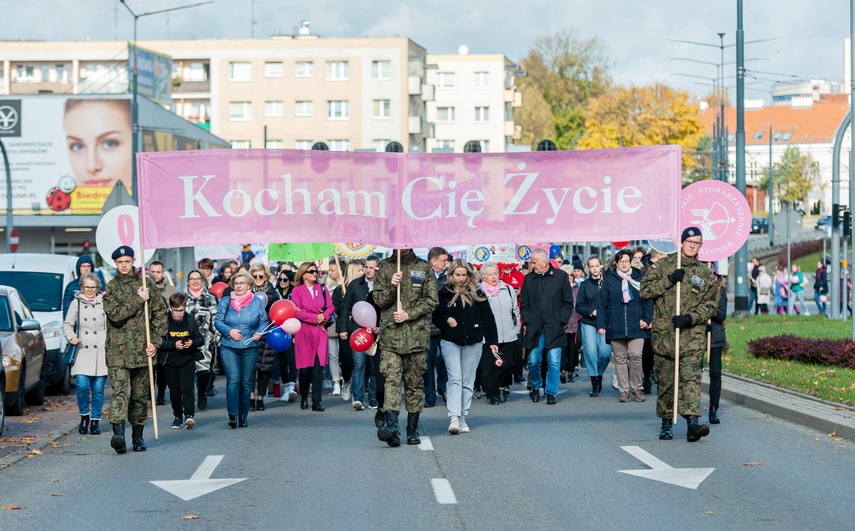 Kochają życie i pokazują to innym. Marsz Amazonek w Elblągu zdjęcie nr 250293