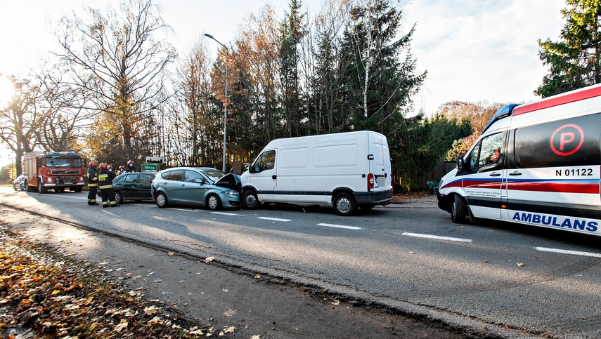 Zderzenie trzech aut w Dąbrowie zdjęcie nr 251268