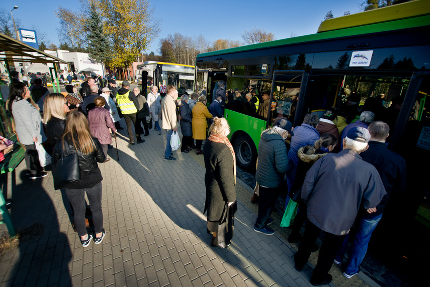 Elblążanie odwiedzają groby bliskich zdjęcie nr 251331