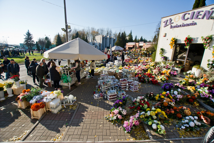 Elblążanie odwiedzają groby bliskich zdjęcie nr 251321