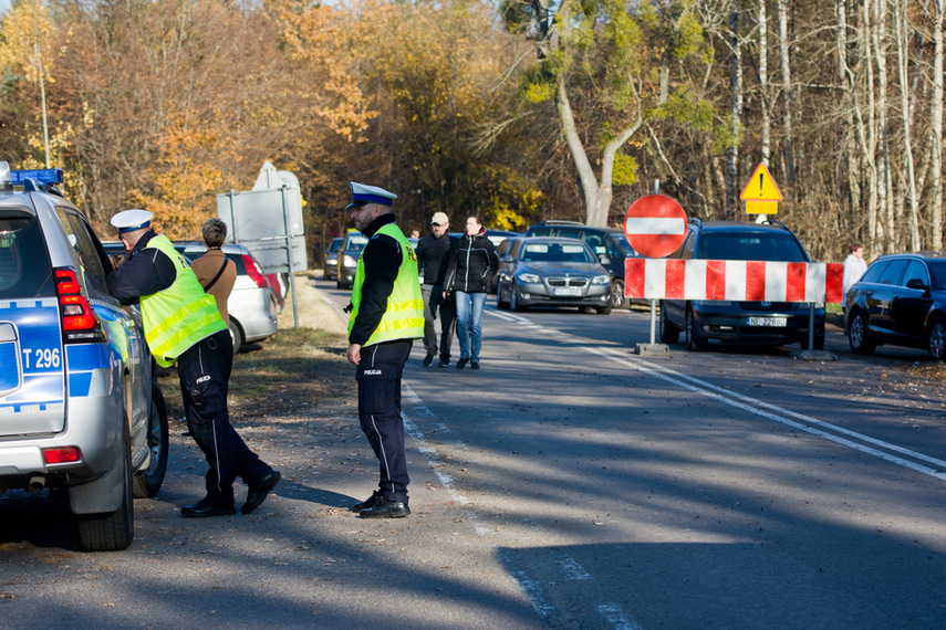 Elblążanie odwiedzają groby bliskich zdjęcie nr 251325