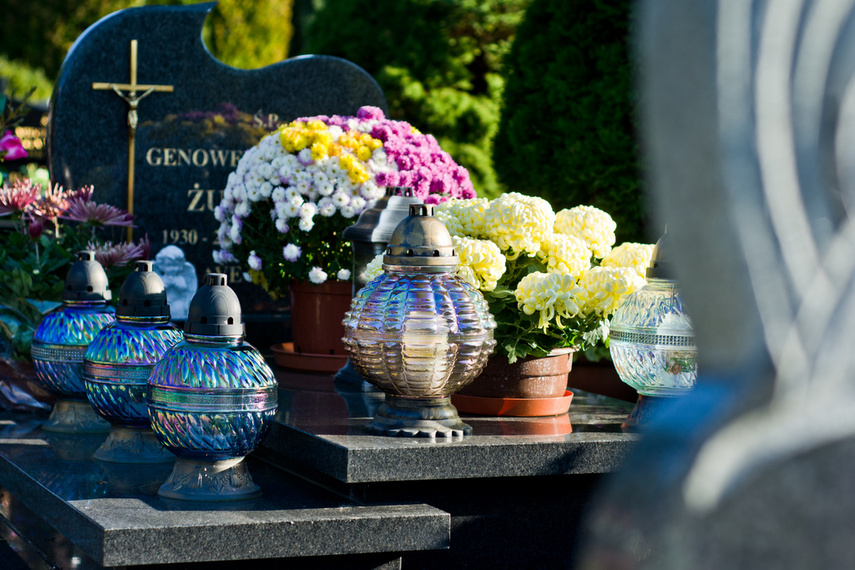 Elblążanie odwiedzają groby bliskich zdjęcie nr 251291