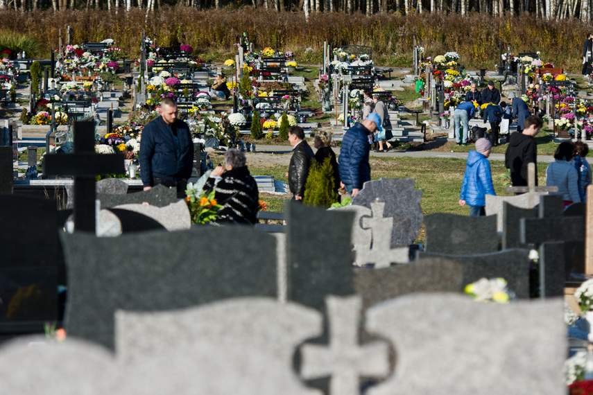 Elblążanie odwiedzają groby bliskich zdjęcie nr 251287