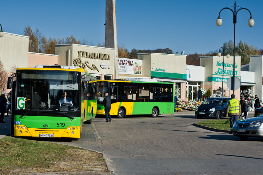 Elblążanie odwiedzają groby bliskich zdjęcie nr 251277