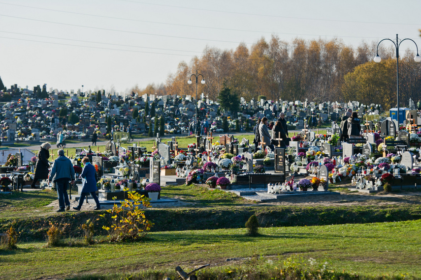 Elblążanie odwiedzają groby bliskich zdjęcie nr 251333