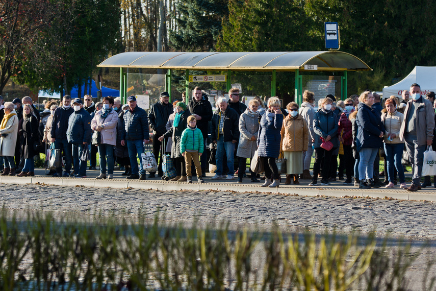 Elblążanie odwiedzają groby bliskich zdjęcie nr 251326