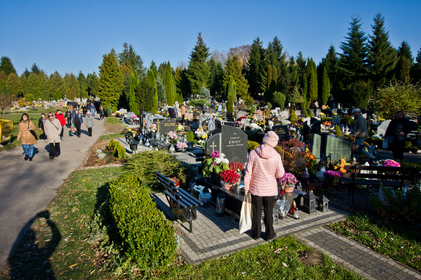 Elblążanie odwiedzają groby bliskich zdjęcie nr 251296