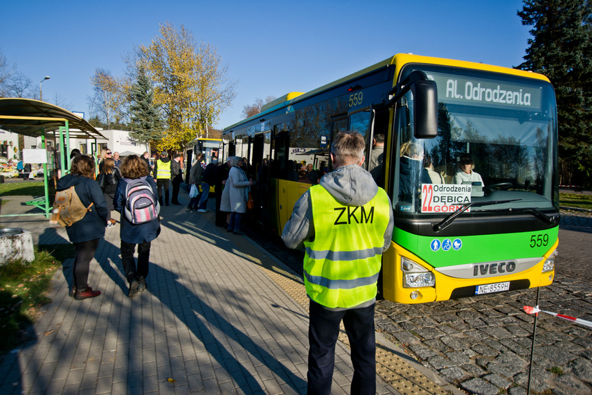 Elblążanie odwiedzają groby bliskich zdjęcie nr 251332