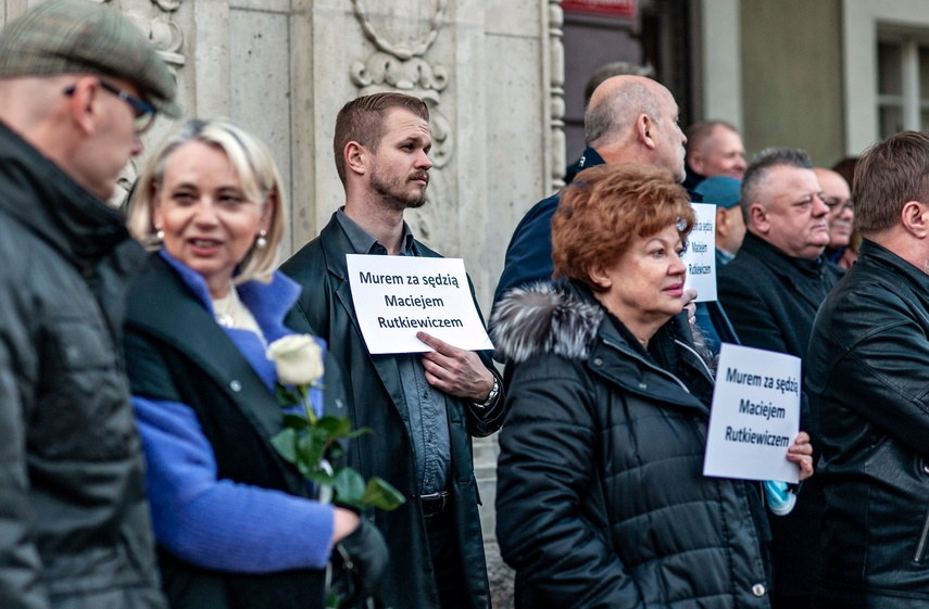 Murem za sędzią Rutkiewiczem zdjęcie nr 251684