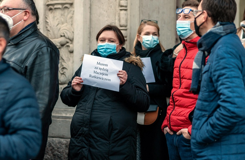 Murem za sędzią Rutkiewiczem zdjęcie nr 251681