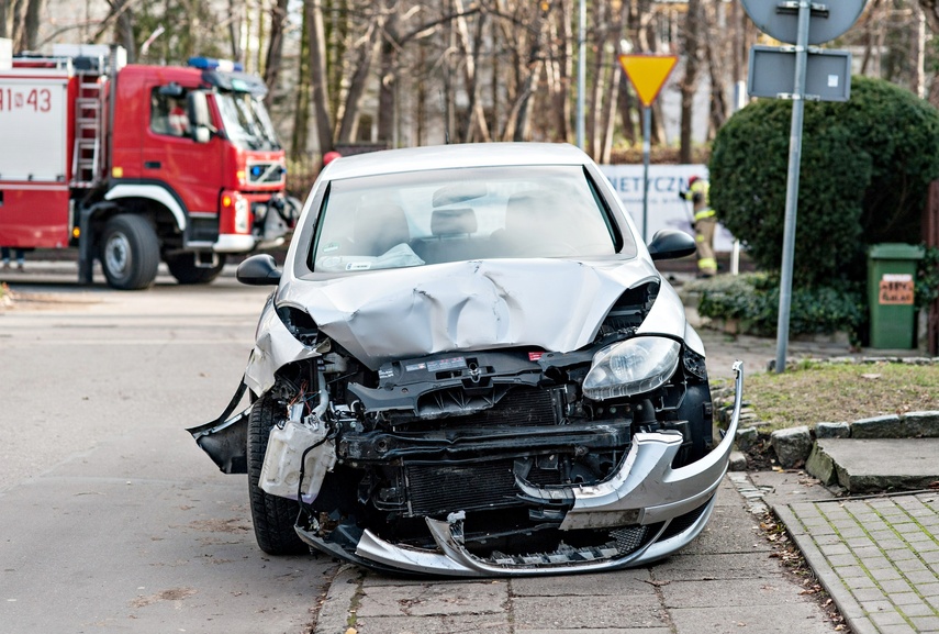 Kolizja na Komeńskiego. Sprawca miał 2 promile zdjęcie nr 252611