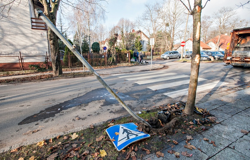 Kolizja na Komeńskiego. Sprawca miał 2 promile zdjęcie nr 252619