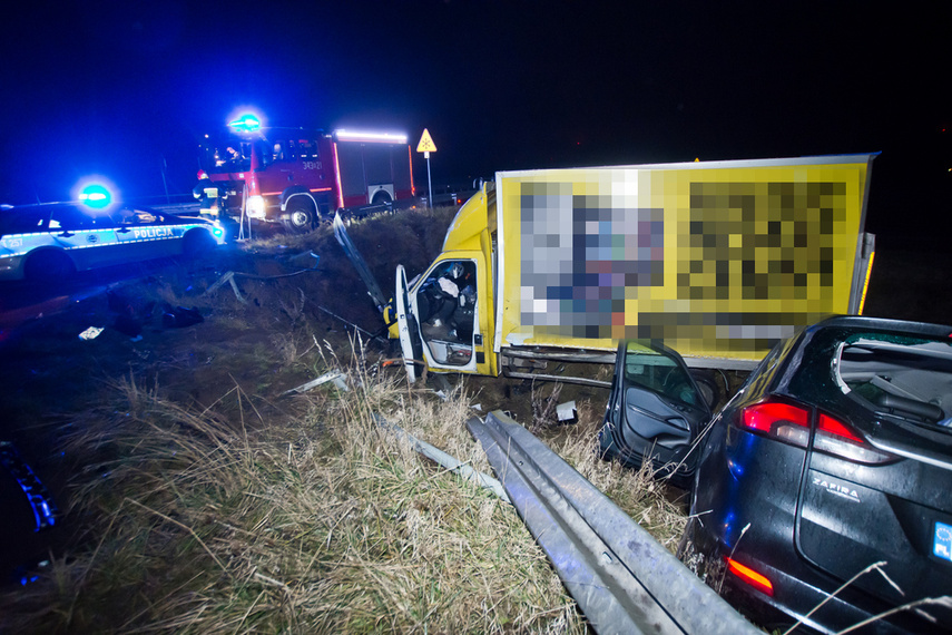 Osobówka na dachu, a auto dostawcze na boku zdjęcie nr 253311