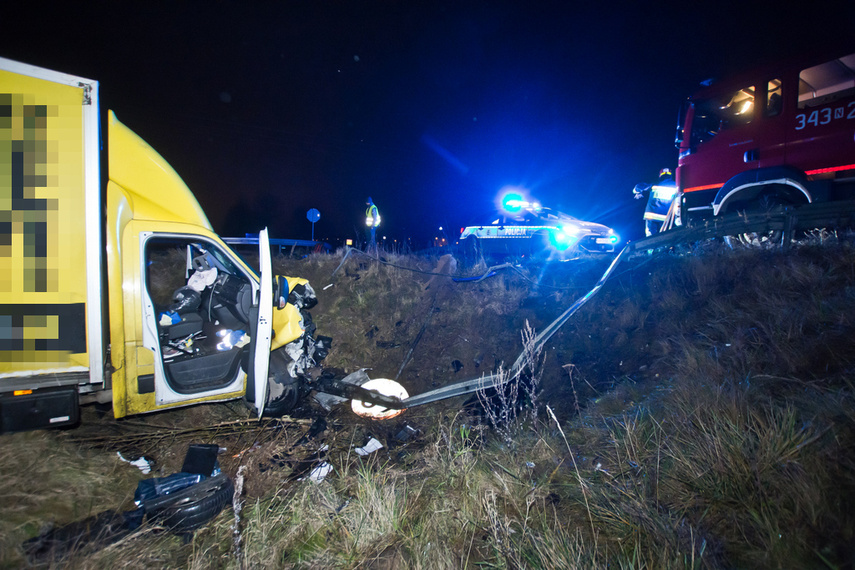 Osobówka na dachu, a auto dostawcze na boku zdjęcie nr 253314