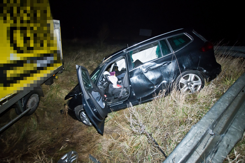 Osobówka na dachu, a auto dostawcze na boku zdjęcie nr 253312