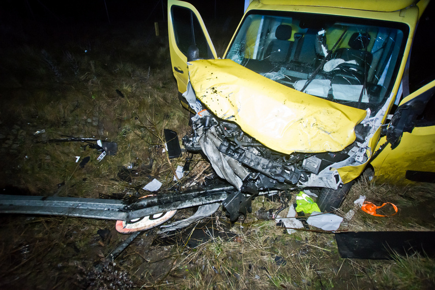 Osobówka na dachu, a auto dostawcze na boku zdjęcie nr 253313