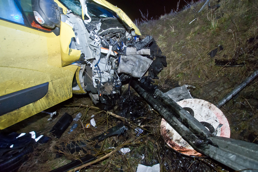 Osobówka na dachu, a auto dostawcze na boku zdjęcie nr 253315