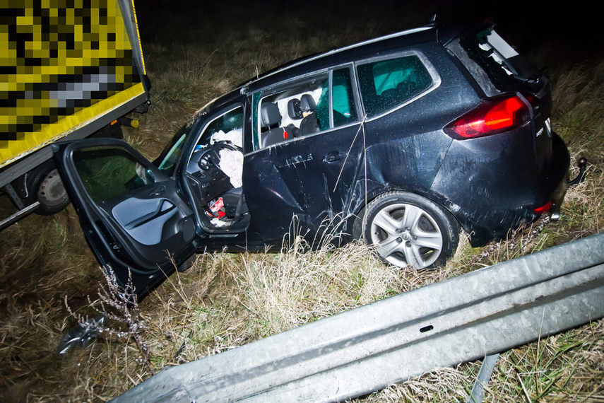 Osobówka na dachu, a auto dostawcze na boku zdjęcie nr 253310