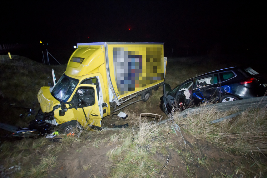 Osobówka na dachu, a auto dostawcze na boku zdjęcie nr 253309