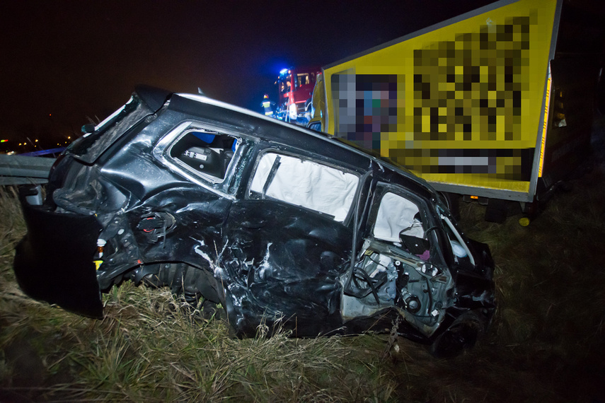 Osobówka na dachu, a auto dostawcze na boku zdjęcie nr 253317