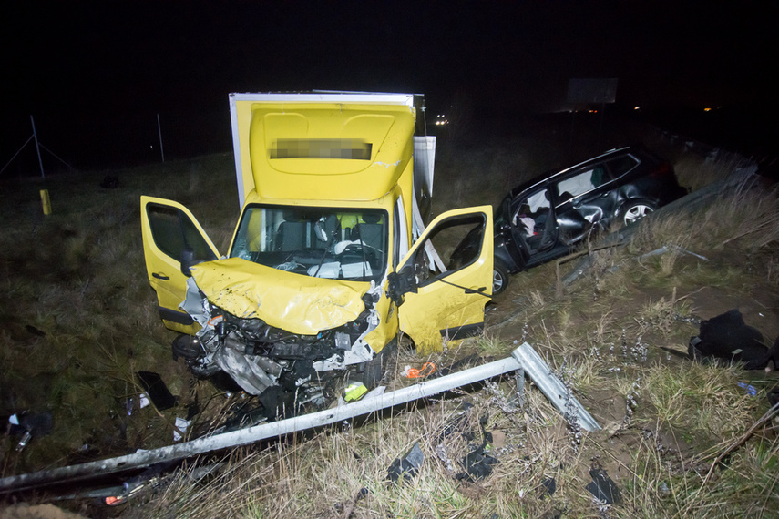 Osobówka na dachu, a auto dostawcze na boku zdjęcie nr 253308