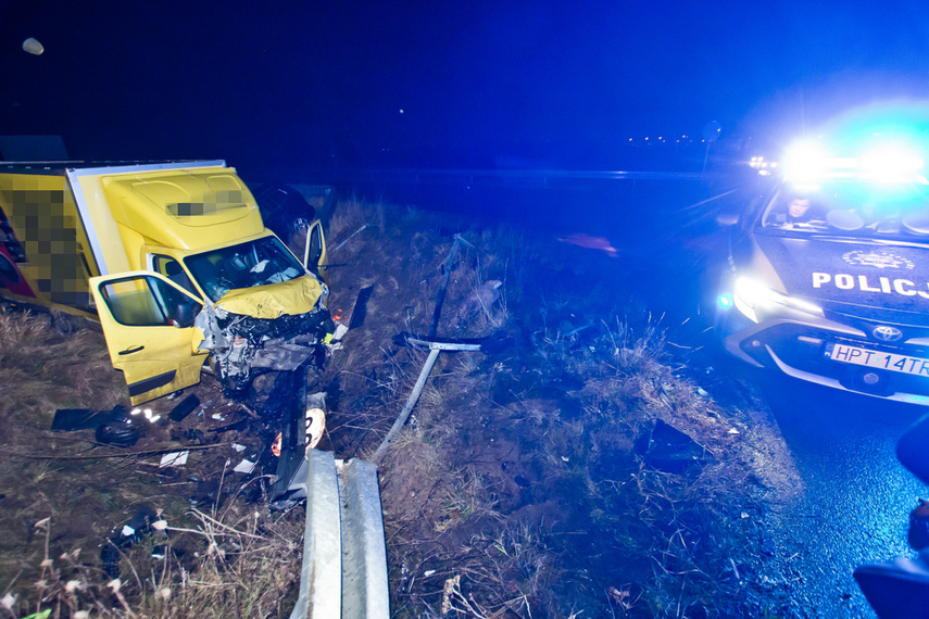 Osobówka na dachu, a auto dostawcze na boku zdjęcie nr 253307