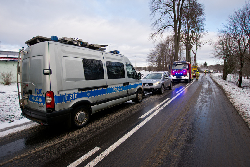 Ślisko w powiecie, 18-latka uderzyło w drzewo zdjęcie nr 253545