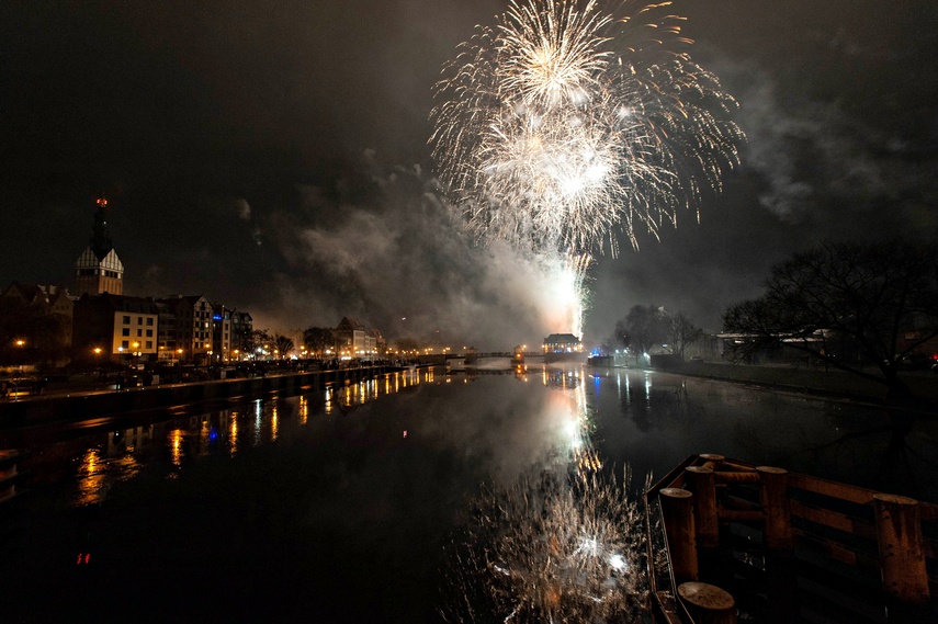 Na pokazie fajerwerków elblążanie przywitali Nowy Rok zdjęcie nr 253888