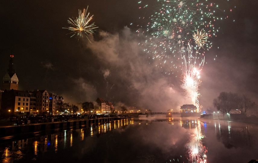 Na pokazie fajerwerków elblążanie przywitali Nowy Rok zdjęcie nr 253886