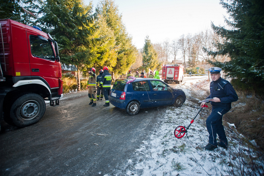 Ślisko w powiecie, 6 rozbitych aut zdjęcie nr 254527