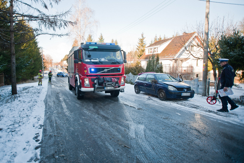 Ślisko w powiecie, 6 rozbitych aut zdjęcie nr 254528