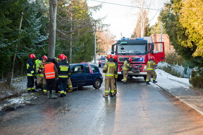 Ślisko w powiecie, 6 rozbitych aut zdjęcie nr 254525