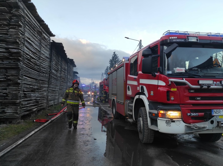 Spłonął zakład stolarski zdjęcie nr 255552