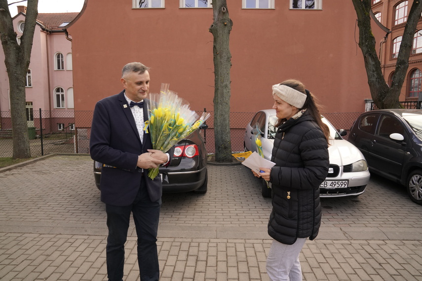 Żółte tulipany dla elblążanek od Ruchu Polska 2050 z okazji Dnia Kobiet  zdjęcie nr 257043