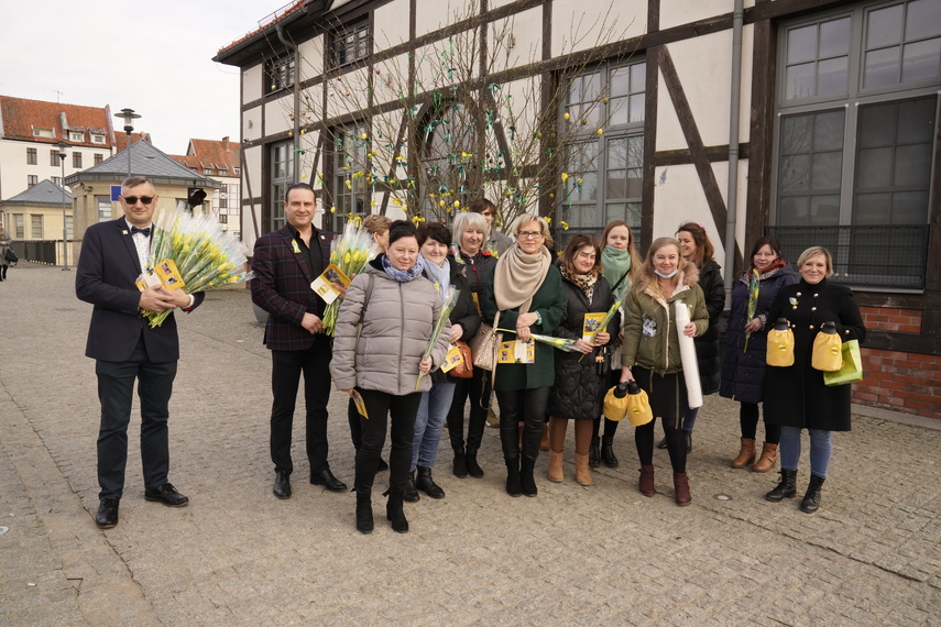 Żółte tulipany dla elblążanek od Ruchu Polska 2050 z okazji Dnia Kobiet  zdjęcie nr 257037
