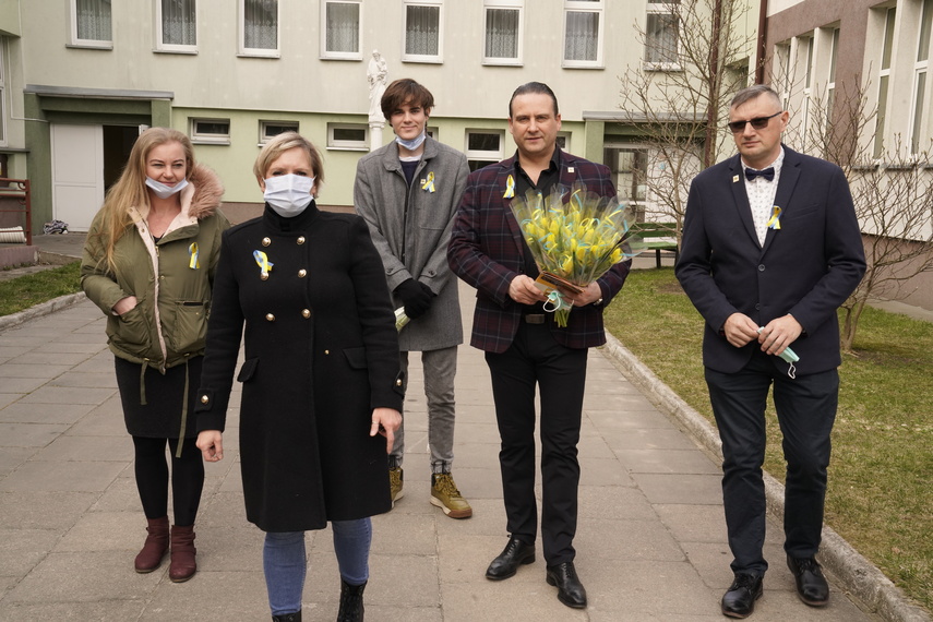 Żółte tulipany dla elblążanek od Ruchu Polska 2050 z okazji Dnia Kobiet  zdjęcie nr 257030