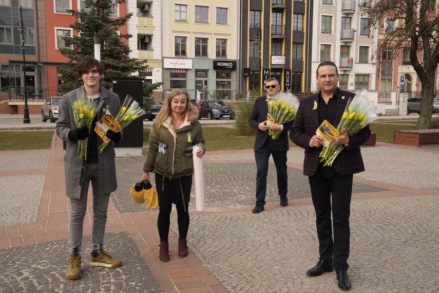 Żółte tulipany dla elblążanek od Ruchu Polska 2050 z okazji Dnia Kobiet  zdjęcie nr 257039